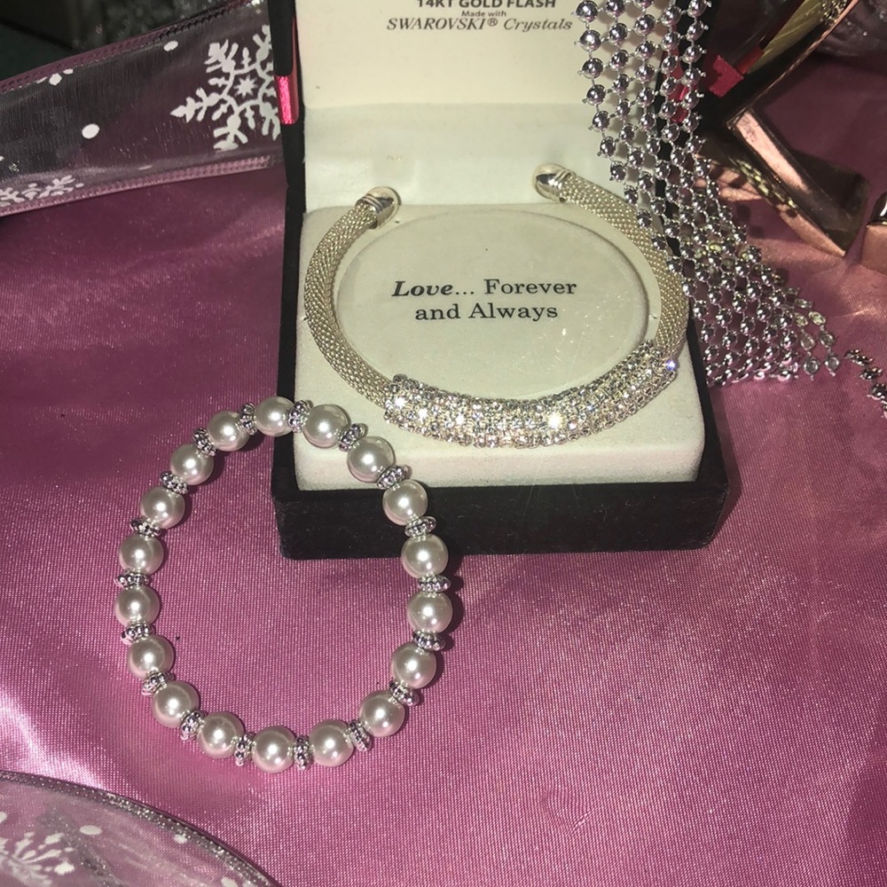 Bracket clip on wrist